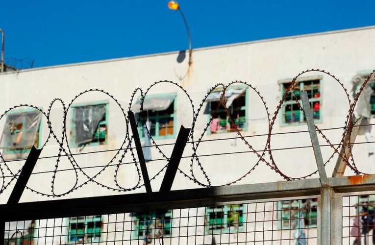 Dos huelgas de hambre terminan en las cárceles chilenas (Esp/Ing)
